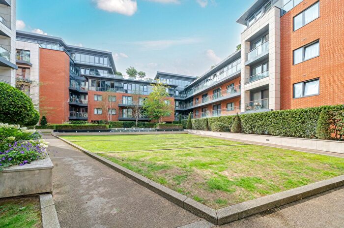 2 Bedroom Flat For Sale In Devonshire House, Putney Hill, London, SW15