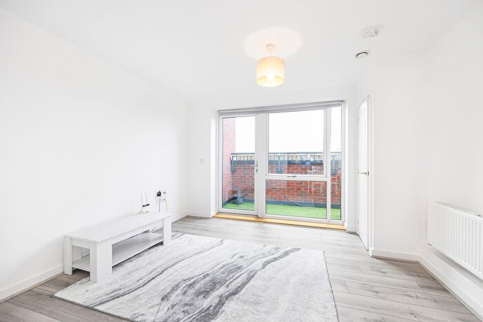 1 Bedroom Flat For Sale In Marine Crescent, Ilford, IG6