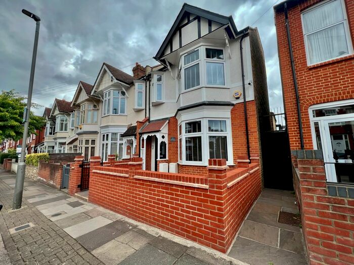 4 Bedroom Flat To Rent In Nimrod Road, Streatham, SW16