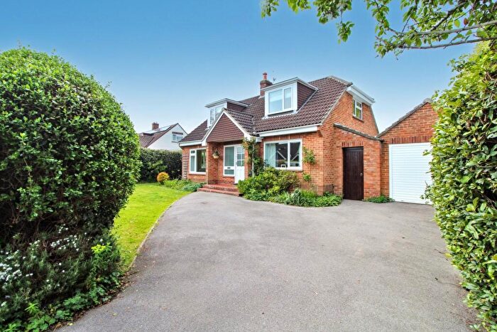 4 Bedroom Detached House For Sale In De Mowbray Way, Lymington, SO41