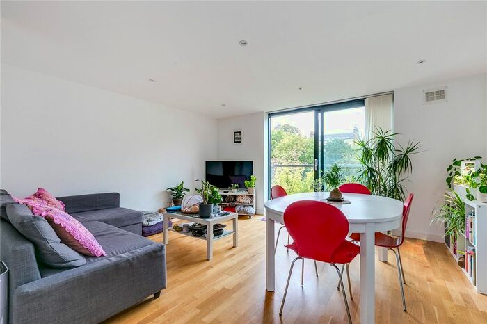 2 Bedroom Flat To Rent In Kings Avenue, London, SW4