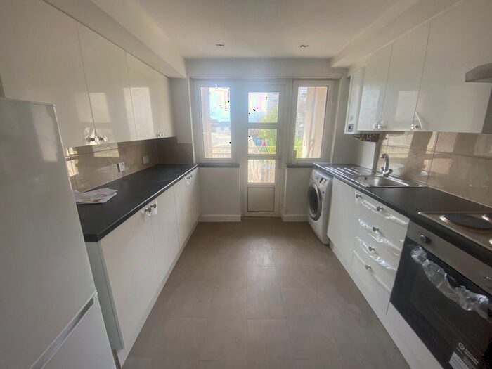 3 Bedroom Flat To Rent In Eastleigh Road, London, E17