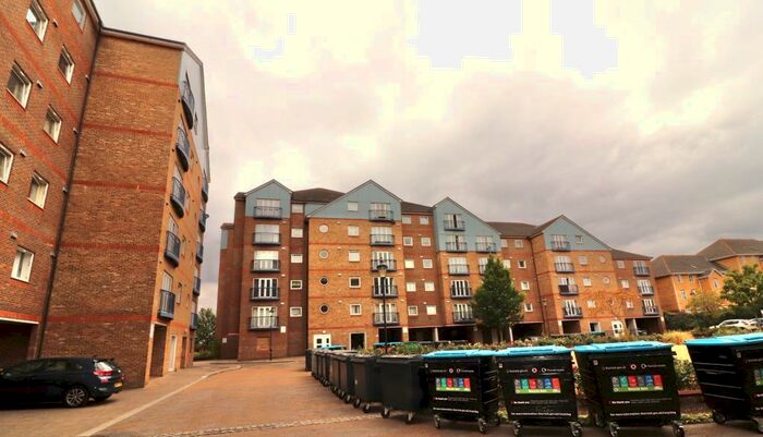 2 Bedroom Flat To Rent In Argent Court Grays, RM17
