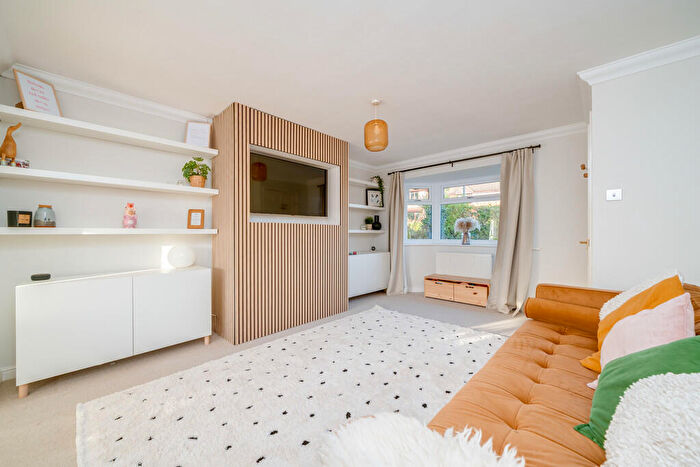4 Bedroom Detached House For Sale In Southcroft Avenue, Birkenshaw, BD11