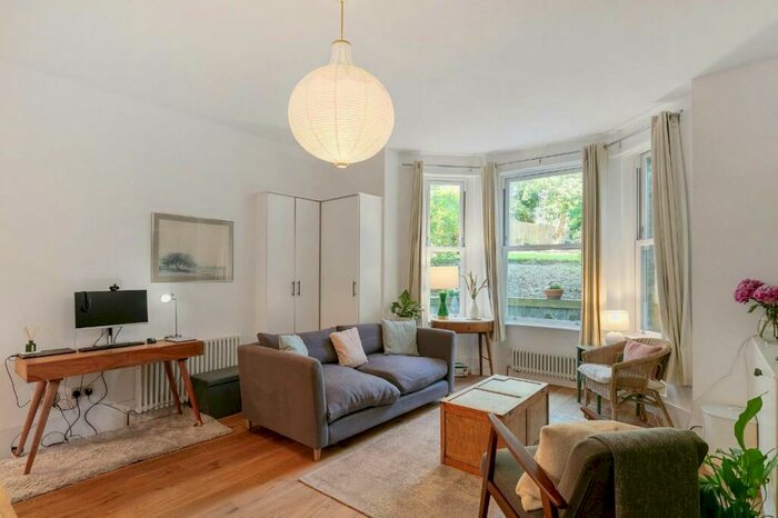 1 Bedroom Apartment To Rent In Thicket Road, London, SE20