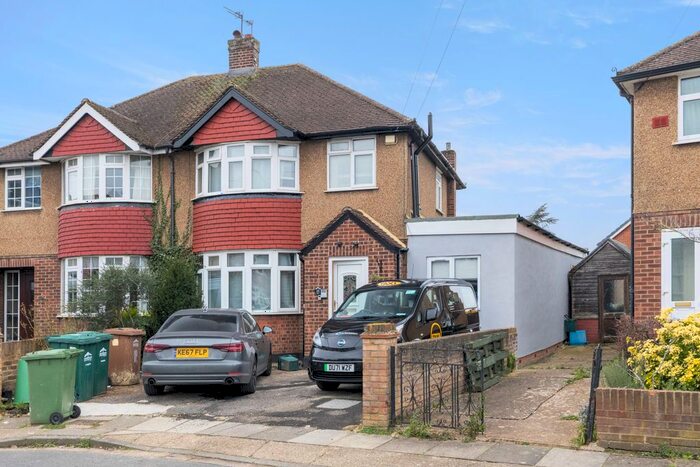 Studio To Rent In Stanwell Gardens, Staines, TW19