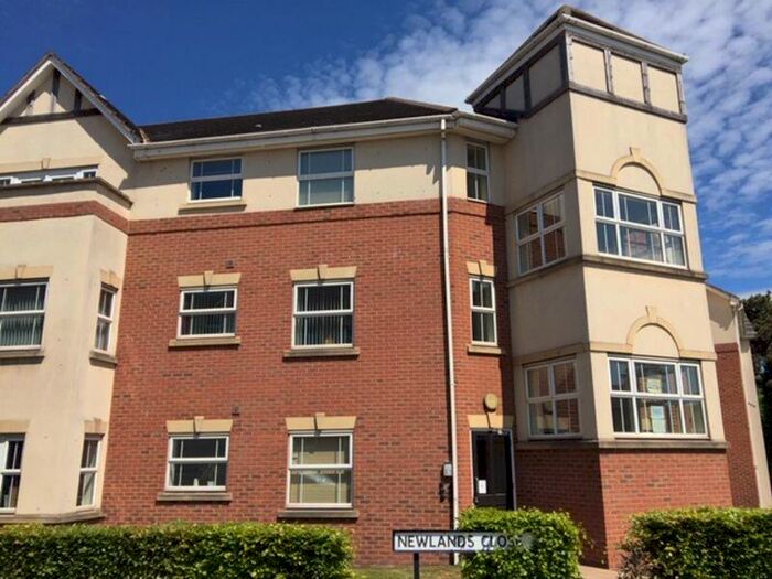 2 Bedroom Flat To Rent In Newlands Close, Hagley, DY9