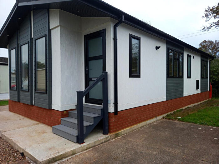 2 Bedroom Park Home For Sale In Littlehampton, West Sussex, BN17