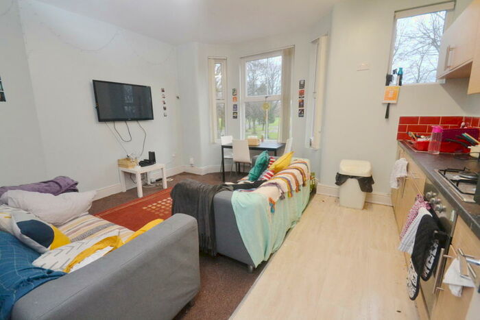 3 Bedroom Flat To Rent In Platt Lane, Rusholme, Manchester, M14