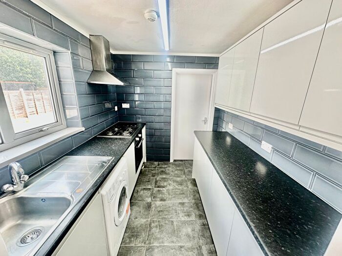 2 Bedroom Flat To Rent In De Vere Gardens, Ilford, IG1