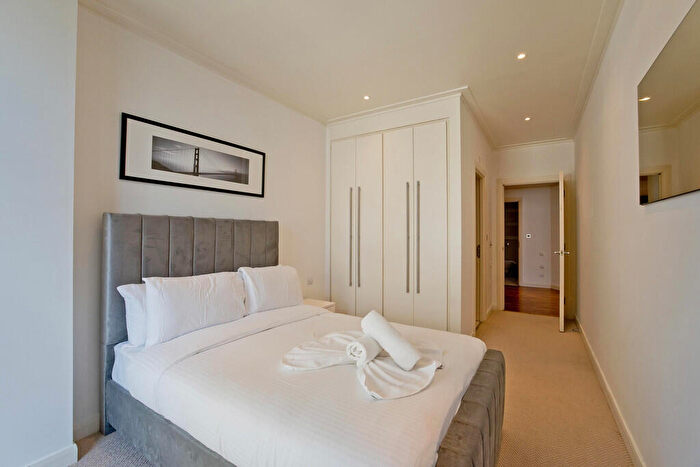 2 Bedroom Apartment To Rent In South Quay Square, Discovery Dock West, E14