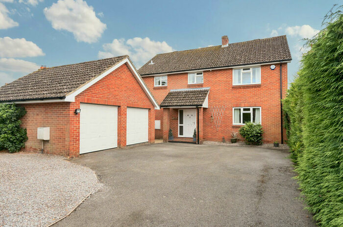 4 Bedroom Detached House For Sale In Romsey Road, Whiteparish, Salisbury, Wiltshire, SP5