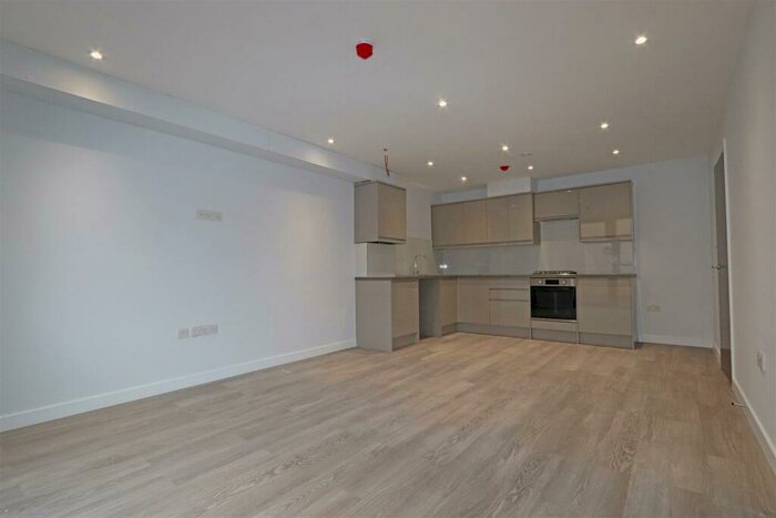 3 Bedroom Flat To Rent In London Road, Westcliff-On-Sea, SS0
