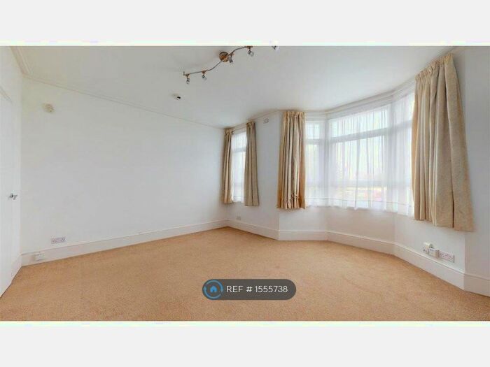 Studio To Rent In Sutton Lane, Hounslow, TW3