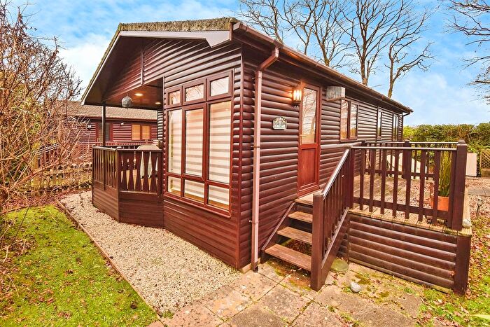 2 Bedroom Park Home For Sale In The Thatches Holiday Village, Modbury, Ivybridge, PL21