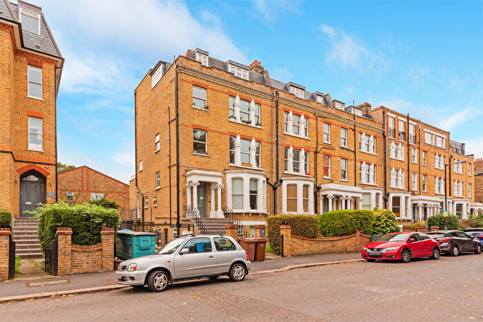 2 Bedroom Apartment To Rent In The Gardens, East Dulwich London, SE22