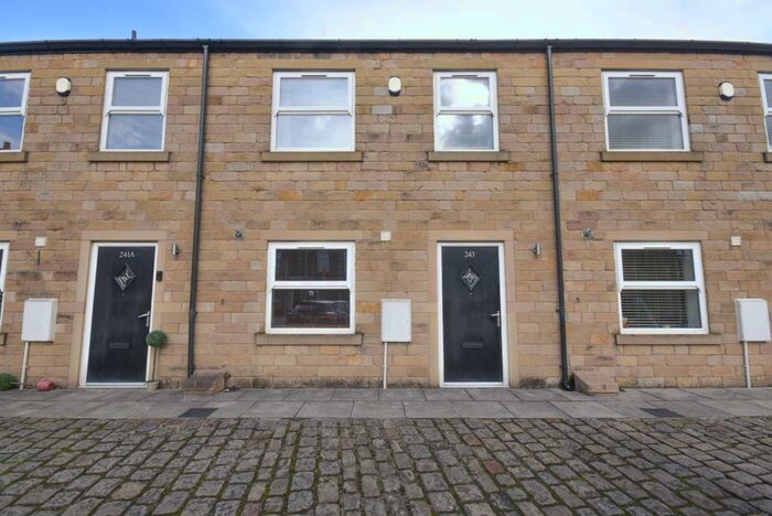 4 Bedroom Terraced House To Rent In Newhey Road, Newhey, Rochdale, OL16