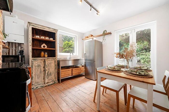 2 Bedroom Maisonette For Sale In Glenelg Road, SW2