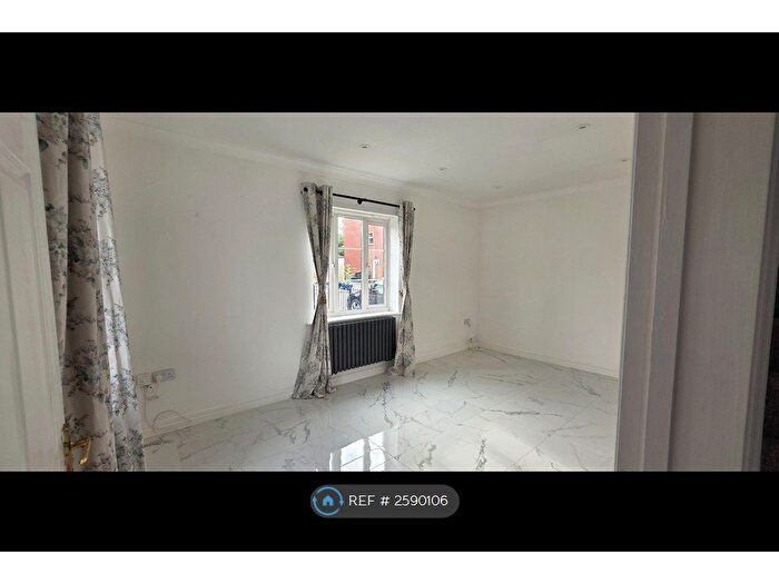 3 Bedroom Semi-Detached House To Rent In Gaveller Road, Swindon, SN25