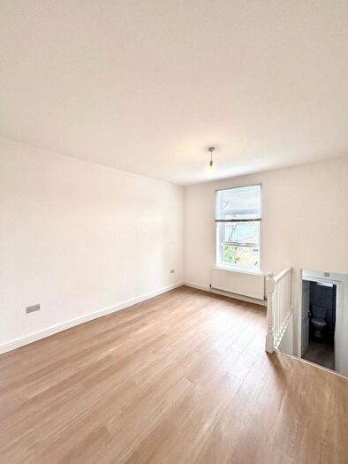 2 Bedroom Flat To Rent In Tulse Hill, London, SW2