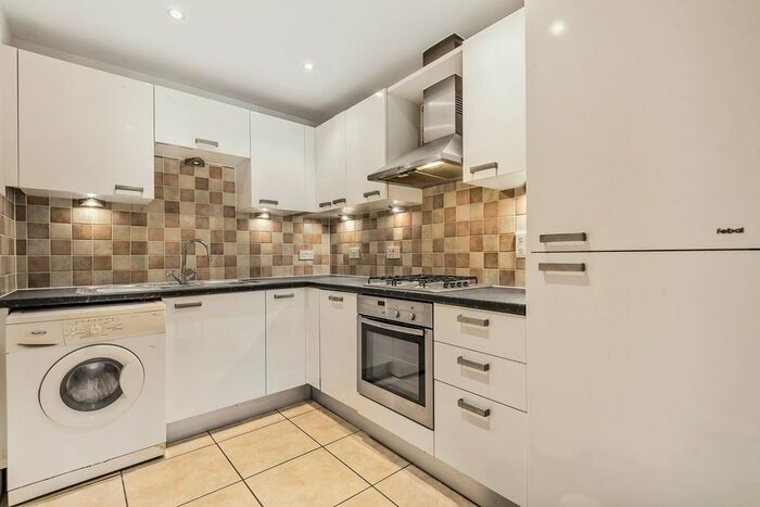 2 Bedroom Flat To Rent In Cambridge Road, Crowthorne RG45