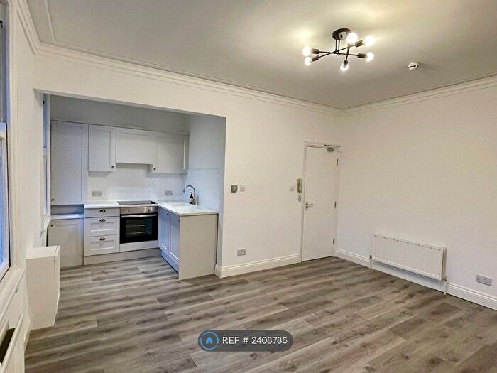 1 Bedroom Flat To Rent In Oakwood Avenue, Leeds, LS8