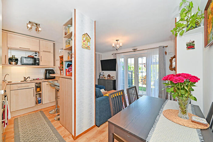 2 Bedroom Apartment For Sale In Elsinore Gardens, London, NW2