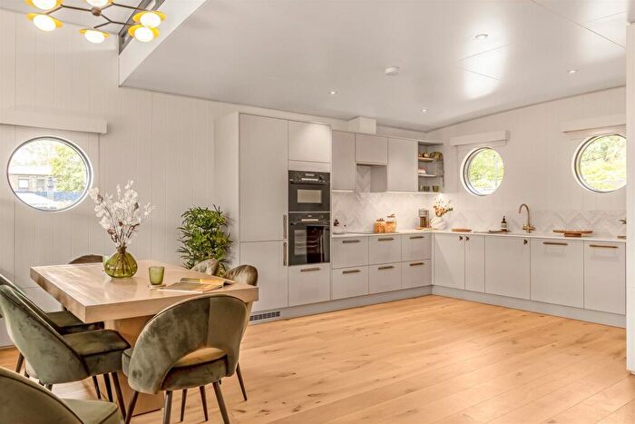 3 Bedroom House Boat To Rent In Cheyne Walk, Chelsea, SW10