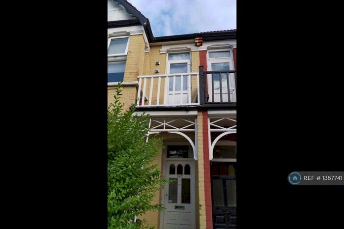2 Bedroom Flat To Rent In Squires Lane, London, N3