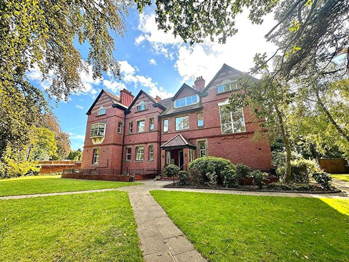 2 Bedroom Flat For Sale In Holme Road, Didsbury, M20