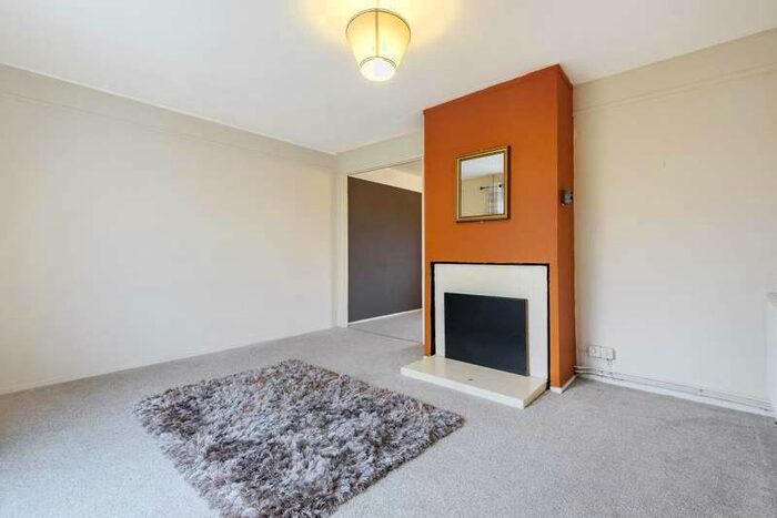 3 Bedroom Semi-Detached House To Rent In Churchill Avenue, Aylesbury, HP21