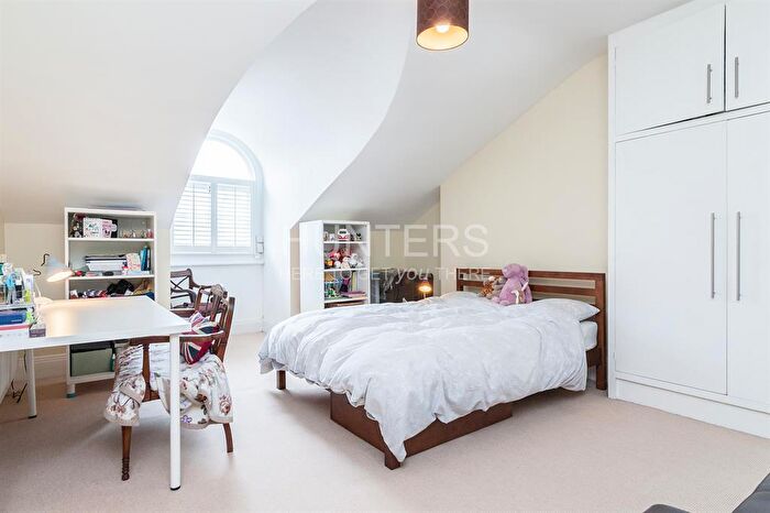 2 Bedroom Flat For Sale In Cavendish Road, Brondesbury, London, NW6