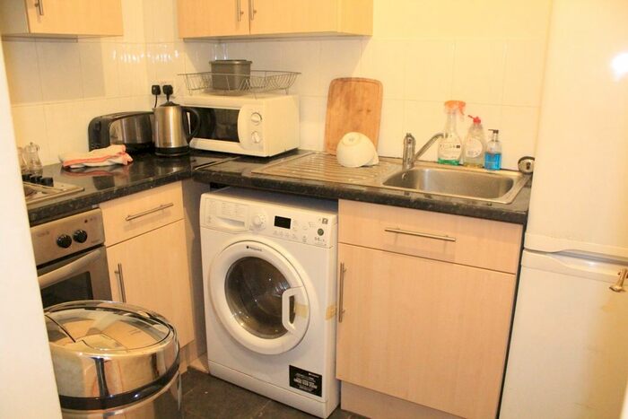 2 Bedroom Flat To Rent In Blythe Road, London, W14