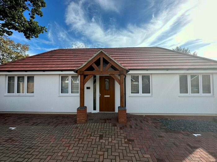 2 Bedroom Detached Bungalow To Rent In Ashingdon Road, Rochford, SS4