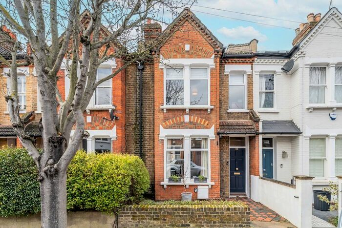 3 Bedroom Flat To Rent In Dingwall Road, London, SW18