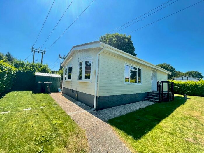 2 Bedroom Mobile Home For Sale In Cedar Rise, Thatcham, RG19