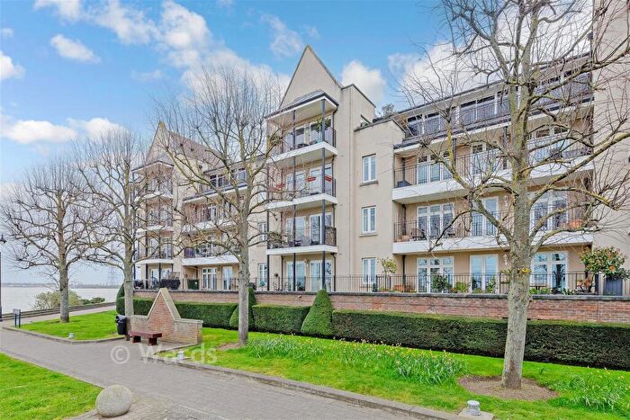 1 Bedroom Flat For Sale In The Boulevard, Greenhithe, Kent, DA9