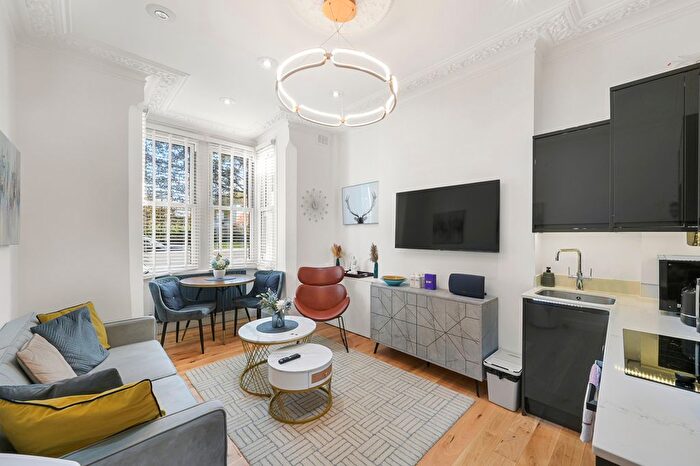 2 Bedroom Flat To Rent In Birdhurst Road, SW18