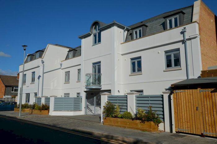1 Bedroom Flat To Rent In Pouparts Place, Twickenham TW2