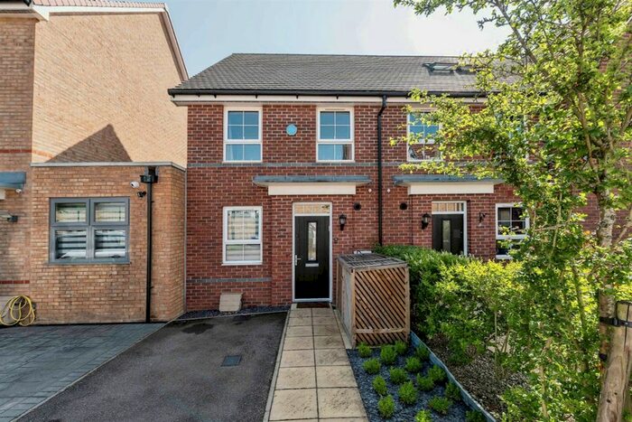 2 Bedroom End Terrace House For Sale In Peregrine Way, Hatfield, AL10