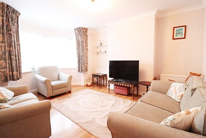3 Bedroom Flat For Sale In Green Lane, Edgware, HA8