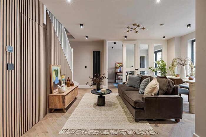 3 Bedroom Apartment For Sale In Aubrey Road, Walthamstow, E17