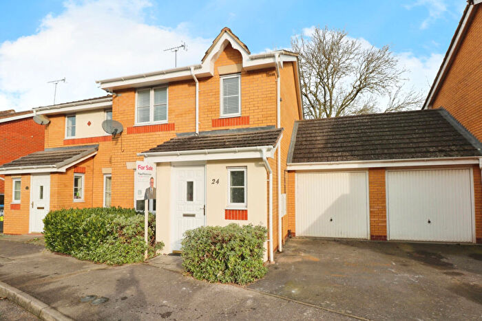 3 Bedroom Semi-Detached House For Sale In Viaduct Close, Rugby, CV21