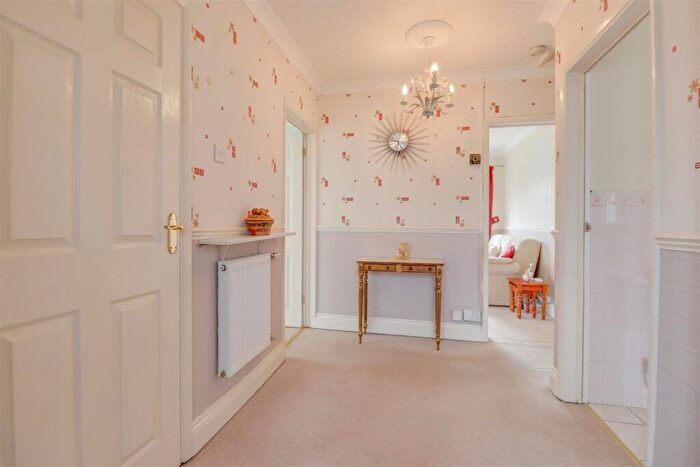 2 Bedroom Detached Bungalow For Sale In Longfield Close, Wickford, SS11