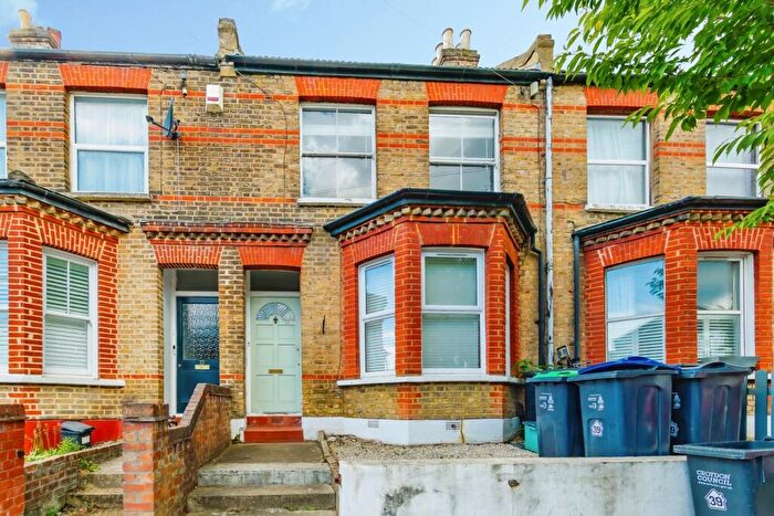 2 Bedroom Flat For Sale In Queen Mary Road, London, SE19