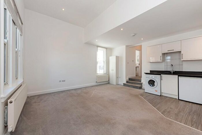 1 Bedroom Flat For Sale In Sandringham Road, Petersfield, Hampshire, GU32