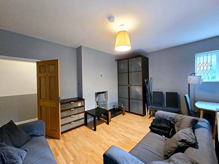 3 Bedroom Flat To Rent In County Street, Elephant Amp; Castle, SE1