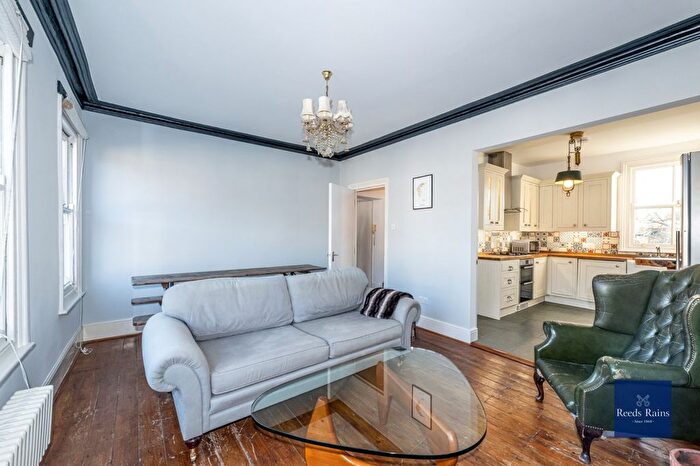 2 Bedroom Flat To Rent In Brook Drive, London, SE11