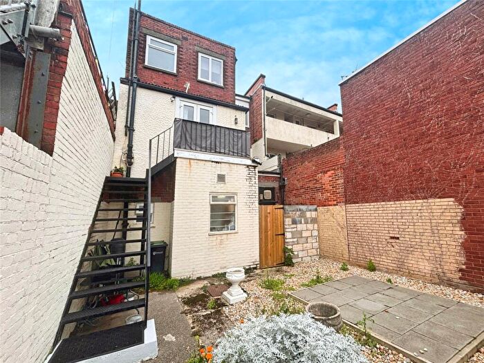 2 Bedroom Maisonette For Sale In Kingston Road, Portsmouth, Hampshire, PO1