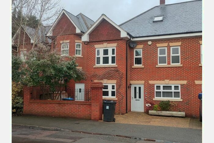 5 Bedroom Semi-Detached House To Rent In Lavender Road, Woking, GU22